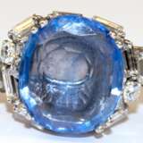 Ring, Platin, ausgefasst mit 1 großem Saphir im Antikschliff, helleres Blau, innere Merkmale, ca. 6,65 ct. und 10 Diamantes-Baguettes von zus. ca. 1,48 ct. und 6 Brillanten von zus. ca. 0,56 ct., Ges.-Gew. 13,68 g, RG 57… - фото 1