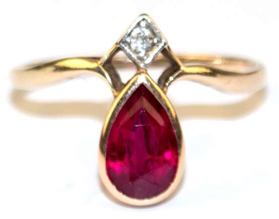 Ring, 585er GG, besetzt mit kleinem Brillanten und synthetischem Rubin mit Tropfenschliff, ges. 2,04 g, RG 54 - photo 1