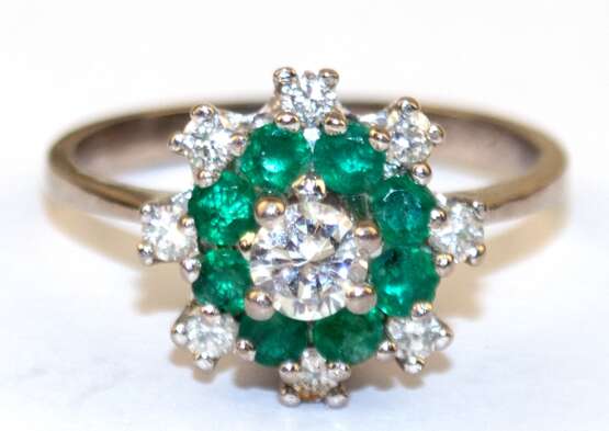 Ring, 750er WG, gestufter Ringkopf besetzt mit 9 Brillanten von zus. ca. 0,36 ct. und 8 Smaragden, ges. 3,6 g, RG 50 - photo 1