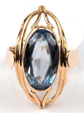 Ring, 333er GG, durchbrochen gearbeiteter Ringkopf besetzt mit 1 oval facettiertem Blautopas, ges. 4,33 g, RG 54 - Foto 1