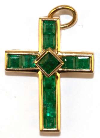 Kreuzanhänger, 585er GG, mit 11 Smaragden im Carreeschliff ausgefasst, ges. 2,4 g, L. mit Öse 2,4 cm - фото 1