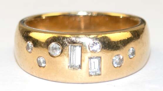 Ring, 585er, in breiter Schiene Diamanten im Brillant- und Baguetteschliff von zus. 0,28 ct., ges. 8,9 g, RG 53 - photo 1