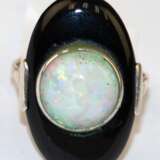 Ring um 1900, 585er GG/Silber, ausgefasst mit 1 rundem Edelopal-Cabochon von ca. 2,9 ct. und 1 ovalem Onyx-Cabochon von ca. 8,0 ct., Ges.-Gew. 5,95 g, RG 54, dabei Wertgutachten mit einem Wiederbeschaffungswert von 2.8… - photo 1