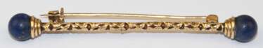 Stabbrosche, 585er GG, 2 Lapislazuli-Kugeln mit Dm. von 1 cm, Stab mit feinem Akanthusblattdekor, ges. 2,69 g, L. 5,4 cm