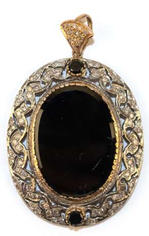 Anhänger, 585er Gold und Silber, in Gold gefasster großer Onyx von ca. 3, 0 x 2,2 cm, in girlandenförmiger Fassung aus Silber und in der goldenen Öse wurden insgesamt ca. 1,9 ct. Brillanten verarbeitet, Größe mit Öse ca.… - photo 1