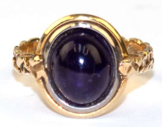 Ring, 585er GG, mit ovalem Amethyst-Cabochon, reliefierte Schiene, Ges. 7,9 g, RG 56 - photo 1