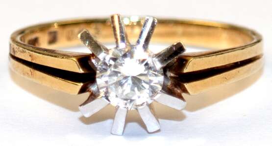 Ring, 585er GG/WG, besetzt mit 1 Brillanten von 0,43 ct. (punziert) in strahlenförmiger Fassung, ges. 2,66 g, RG 54 - photo 1