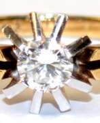 Aperçu. Ring, 585er GG/WG, besetzt mit 1 Brillanten von 0,43 ct. (punziert) in strahlenförmiger Fassung, ges. 2,66 g, RG 54