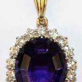 Anhänger, 585er GG/WG, ausgefasst mit 1 oval facettiertem Amethyst von 7,0 ct. und 18 Brillanten, VVS-VS, von zus. ca. 0,90 ct., Ges.-Gew. 5,39 g, L. mit Öse 3,0 cm, dazu feine Ankerkette, L.49 cm, dabei Wertgutachten mi… - фото 1