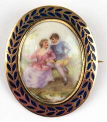 Brosche mit Watteau-Szene auf Porzellan, vergoldet, Rahmen emailliert, Maße 4,4 x 3,6 cm