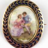 Brosche mit Watteau-Szene auf Porzellan, vergoldet, Rahmen emailliert, Maße 4,4 x 3,6 cm - photo 1