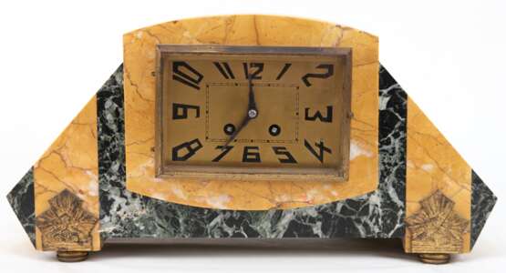 Art-Deco-Tischuhr, geometrische Form, zweifarbiges Marmorgehäuse mit Metallappliken, rechteckiges messingfarbenes Zifferblatt mit arabischen Zahlen, 1/2-Stundenschlag auf Glocke, Pendel mit Blattfederaufhängung, läuft an… - фото 1