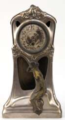 Jugendstil-Uhr, Zinngehäuse mit plastischer Frauenfigur, Pendel fehlt, Funktion nicht geprüft, Gebrauchspuren, 38x20x11 cm