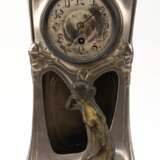 Jugendstil-Uhr, Zinngehäuse mit plastischer Frauenfigur, Pendel fehlt, Funktion nicht geprüft, Gebrauchspuren, 38x20x11 cm - photo 1