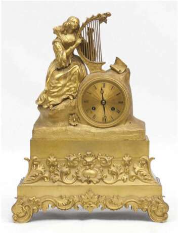 Pendule um 1840, Harfe spielende Dame, Bronze, vergoldet, Fadenaufhängung, Halbstundenschlag auf Glocke, 38x28x11 cm - Foto 1