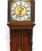 Uhren. Friesische Wanduhr, Eiche um 1790, Werk mit Viertelstundenschlag auf 2 Glocken, Mondphase und Datumanzeige, H. 167 cm