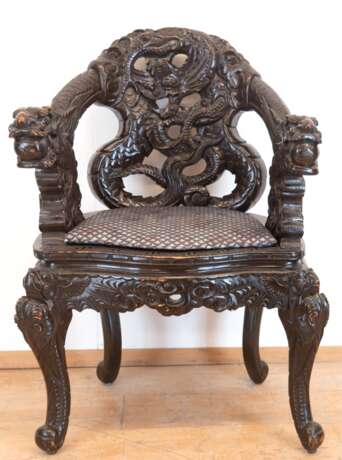 Sessel mit reichem Schnitzdekor mit Drachenmotiven, schwarz gefaßt, Krallenfüße, Armlehnen in Drachenköpfen endend, 86x60x42 cm - фото 1
