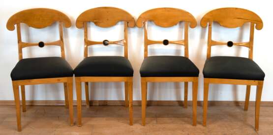 4 Biedermeier-Stühle, Obstholz, verstrebte Rückenlehne z.T. ebonosiert, Gebrauchspuren, 82x42x48 cm - фото 1