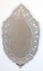 Venezianischer Spiegel, Murano Mitte 20. Jh., ovale geschweifte Form, mit floralem Dekor, 85x48 cm