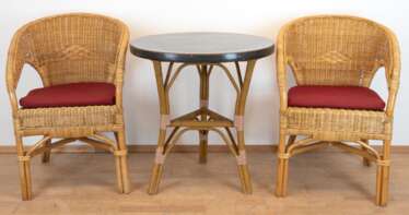 Gartentisch mit 2 Rattan-Sesseln, Tisch rund, H. 75 cm, Dm. 70 cm, Sessel 84x58x63 cm