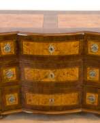 Furniture. Barock-Kommode, 3-schübig, Nußbaum furniert mit Wurzelholzintarsien, intarsierte Platte, Bronzebeschläge, auf gedrückten Kugelfüßen, 82x124x62 cm