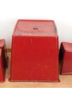 Produktkatalog. Belzig, Günther (1941-2022), Kindermöbelgruppe, bestehend aus Tisch, Stuhl und 2 Hockern, 1960er Jahre, roter Kunststoff (Fiberglas), starke Gebrauchspuren, Tisch 47x72x52 cm