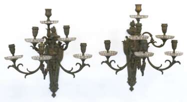 Paar Prunkwandleuchter, um 1800, 6-flammig, Messing, reich reliefiert, Kerzenteller aus geschliffenem Glas, H. 42,5 cm, B. 40 cm
