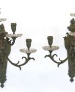 Meubles. Paar Prunkwandleuchter, um 1800, 6-flammig, Messing, reich reliefiert, Kerzenteller aus geschliffenem Glas, H. 42,5 cm, B. 40 cm