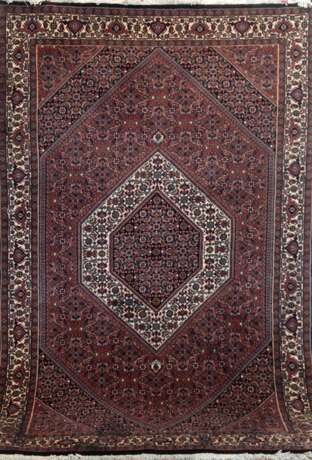 Bidjar, Persien, rotgrundig, mit kleinem floralem Muster, an Kante verfärbt, 112x180 cm - Foto 1