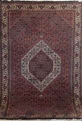 Bidjar, Persien, rotgrundig, mit kleinem floralem Muster, an Kante verfärbt, 112x180 cm