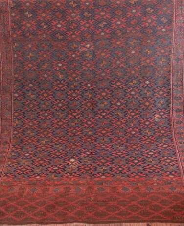 Kelim, Turkmen Yomut, dunkelrot, vollflächig ornamental gemustert, stark belaufen, repariert, 164x356 cm - фото 1