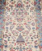 Catalogue des produits. Kirman, Läufer, hellgrundig mit hellblau/rot gespiegeltem Floralmuster, 348x76 cm
