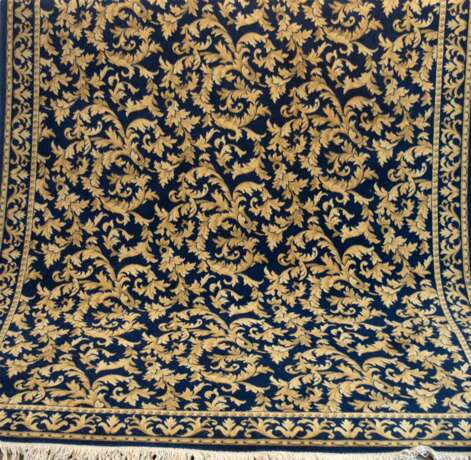 Teppich, maschinell geknüpft, Schurwolle, von 1975, vollflächiger beiger Akanthusblattdekor auf dunkelblauem Grund, Ränder belaufen, 200x300 cm - photo 1