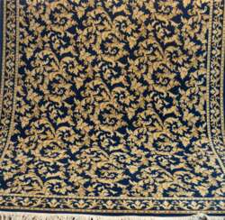 Teppich, maschinell geknüpft, Schurwolle, von 1975, vollflächiger beiger Akanthusblattdekor auf dunkelblauem Grund, Ränder belaufen, 200x300 cm