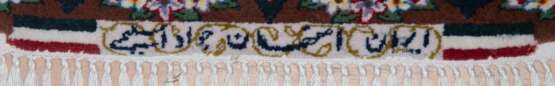 Bild-Teppich, Isfahan, signiert, Darstellung einer Frau und Blumen, brauner Rand, Kanten mit Florfehlstellen, 70x102 cm - photo 2