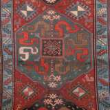 Wolkenband, Kazak, rot/grün und türkise Kante, ornamental gemustert, Kanten belaufen, 123x262 cm - photo 1