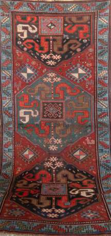 Wolkenband, Kazak, rot/grün und türkise Kante, ornamental gemustert, Kanten belaufen, 123x262 cm - фото 1