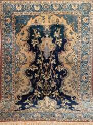 Ghom, Persien, blau/beige, florales Muster, Kanten belaufen, Fransen unterschiedlich lang, 133x215 cm