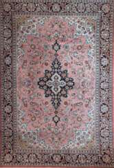 Ghom, Persien, Seide auf Seide, rosagrundig, mit gespiegeltem floralem Zentralmuster, 100x153 cm