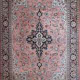 Ghom, Persien, Seide auf Seide, rosagrundig, mit gespiegeltem floralem Zentralmuster, 100x153 cm - фото 1