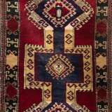 Teppich, Türkei, Wolle auf Wolle, rotgrundig mit beigen und blauen Ornamenten, Fransen unterschiedlich lang, 107x196 cm - photo 1