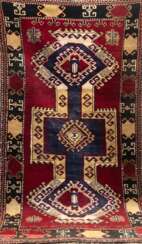 Teppich, Türkei, Wolle auf Wolle, rotgrundig mit beigen und blauen Ornamenten, Fransen unterschiedlich lang, 107x196 cm