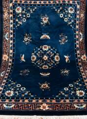 Teppich, China, blaugrundig, mit hellem Floralmuster und Schmetterlingen, 280x190 cm