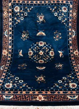 Teppich, China, blaugrundig, mit hellem Floralmuster und Schmetterlingen, 280x190 cm - Foto 1