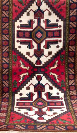 Hamadan, rotgrundig mit hellem Ornamentalmuster, 210x95 cm - photo 1