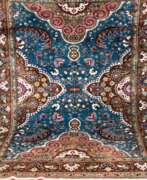 Tapis & Textiles. Ghom, Seide, mittig blaugrundig, braune Ränder, 220x156 cm