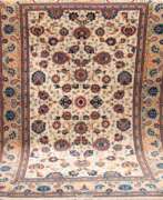 Teppiche & Textilien. Kashmir, mit Signatur, hellgrundig, floral gemustert, 200x136 cm