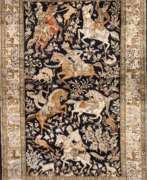 Carpets & Textiles. Ghom, Vollseide, figürlich, Darstellung von Jägern zu Pferde auf dunkelblauem Grund, goldbrauner Rand, 165x108 cm