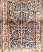 Carpets & Textiles. Hereke, mittig blaues Ornament mit im Baum sitzenden Vögeln, 130x86 cm