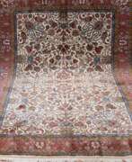 Carpets & Textiles. Täbriz, signiert, hellgrundig, durchgehend floral gespiegelt gemustert, rotgrundige Kante, Fransen auf 1 Seite gekürzt, Kanten etwas belaufen, 365x245 cm